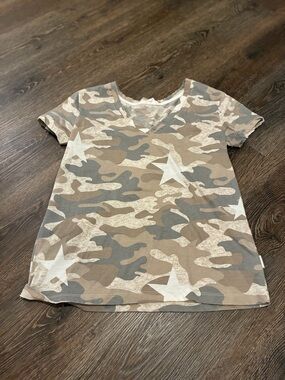 bloom Camo Star V-Neck Tee in Taupe and Olive Gray
